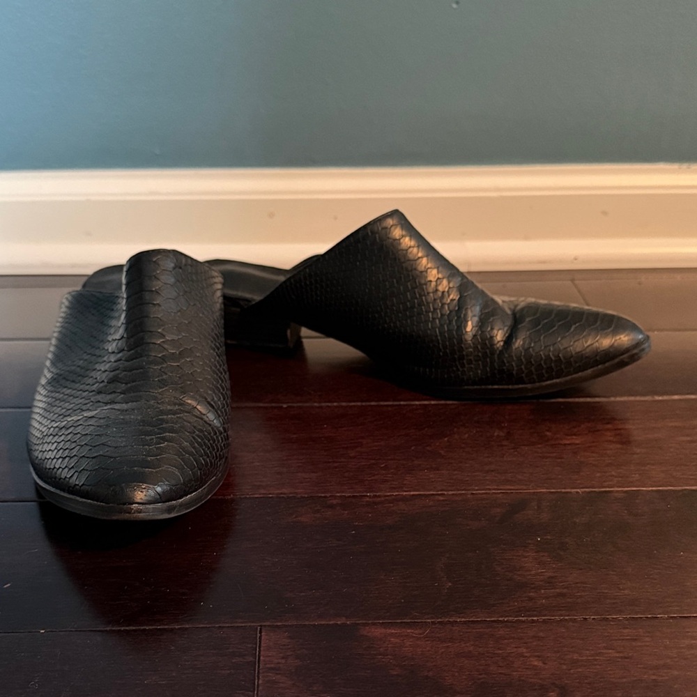 Matisse Chloe Sz 8M Black snakeskin print Women's slip on shoes